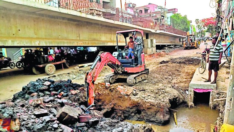 75 करोड़ रुपये की लागत से डेढ़ किलोमीटर लंबा व नौ मीटर चौड़ा बन रहा फ्लाइओवर
