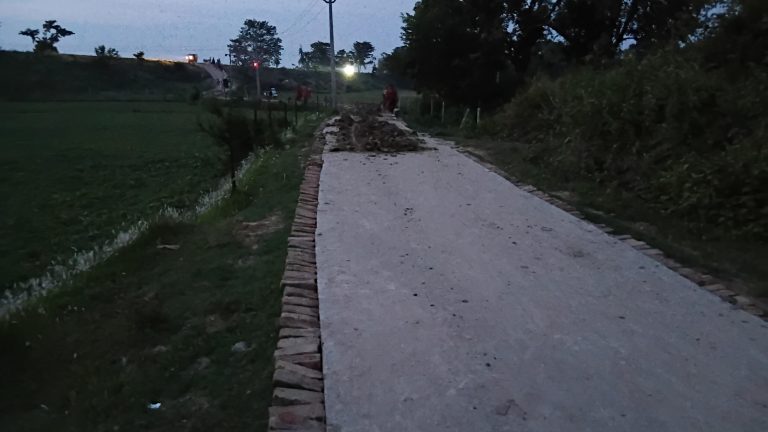 Madhubani News : बिना योजना बोर्ड लगाये सड़क का कराया जा रहा निर्माण