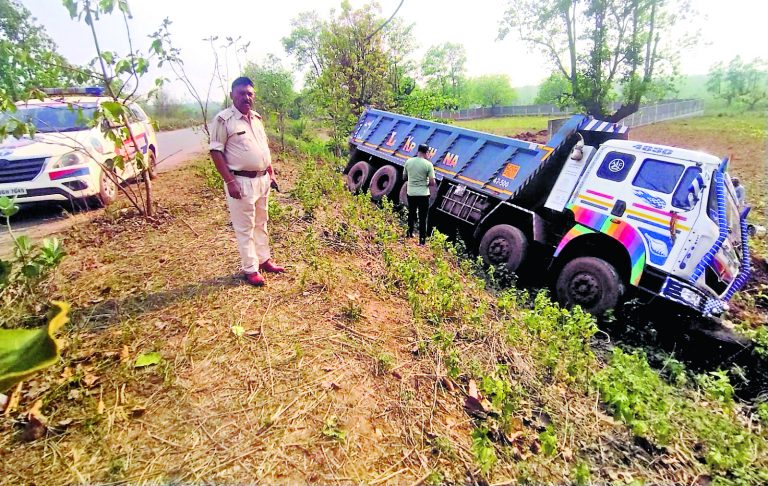 West Singhbhum News : लौह अयस्क लदा हाइवा पलटा, चालक-खलासी फरार