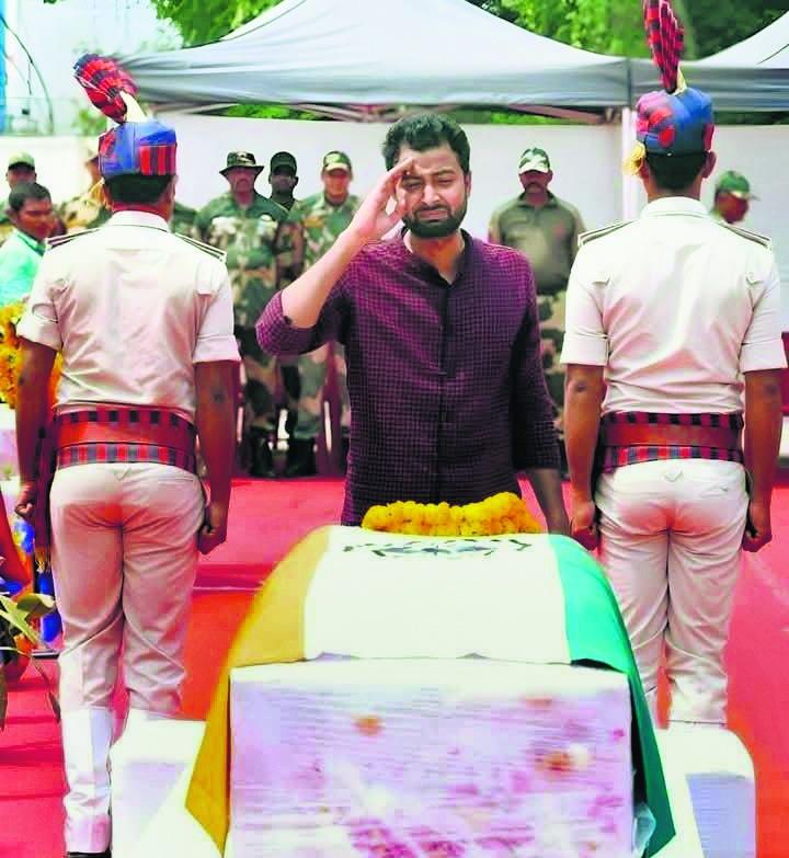 Saran News : शहीद के परिजनों से आज मिलने आ सकते हैं सीएम