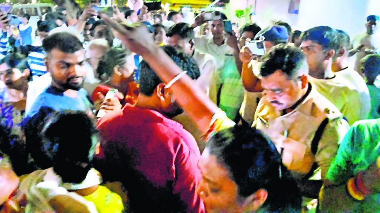 Gaya News : महाबोधि मंदिर में इंट्री के दौरान भिक्षुओं ने किया हंगामा
