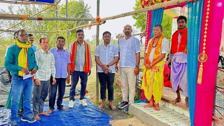 Seraikela Kharsawan News : विधायक ने प्रभु की पूजा कर सुख, शांति व समृद्धि मांगी Seraikela Kharsawan News : विधायक ने प्रभु की पूजा कर सुख, शांति व समृद्धि मांगी