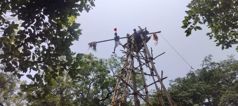 Seraikela Kharsawan News : अंगारों पर नंगे पांव चल दिखायी शिवभक्ति