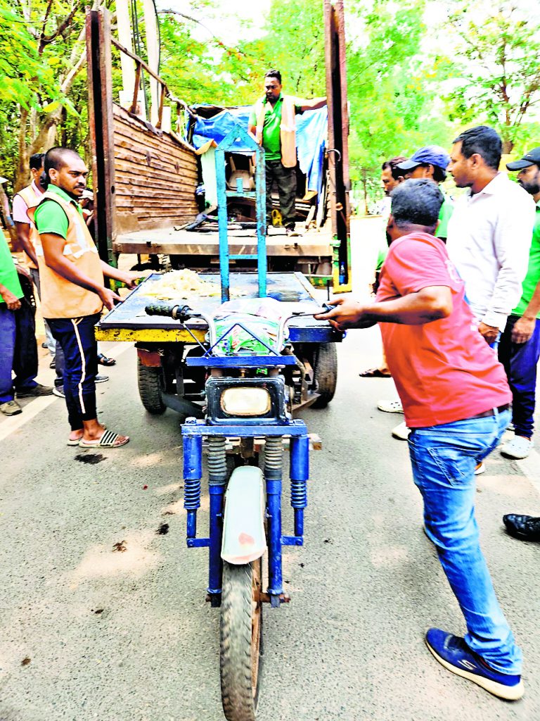 Ranchi News : मोरहाबादी के ऑक्सीजन पार्क के सामने लगे ठेले-खोमचे को हटाया