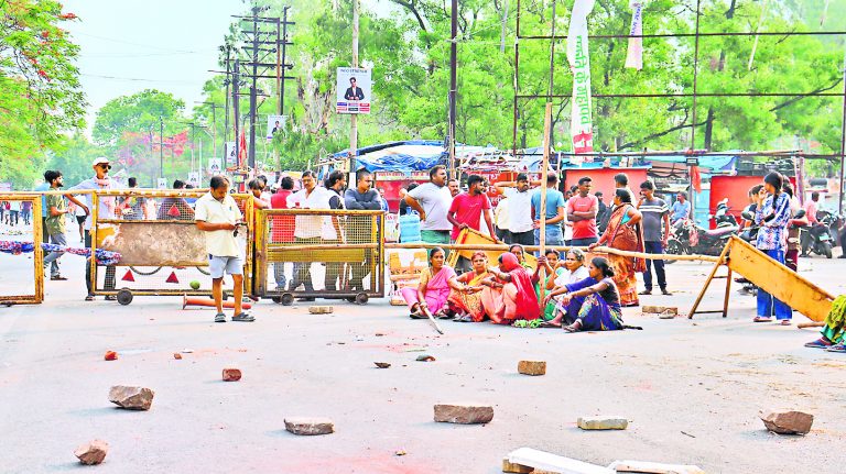 Ranchi News : अतिक्रमण हटाने के विरोध में सड़क पर उतरे फुटपाथ दुकानदार, रोड जाम