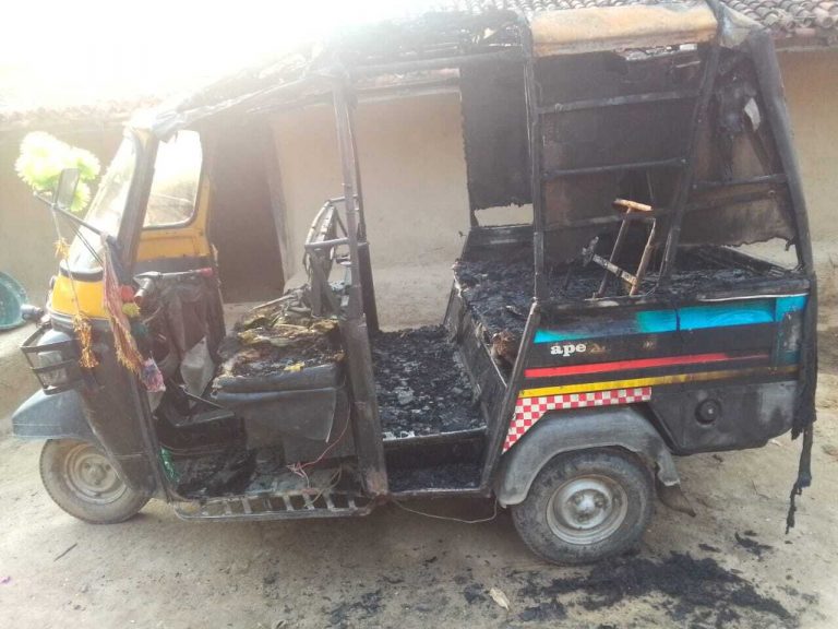 घर के बाहर खड़े ऑटो में अपराधियों ने लगायी आग
