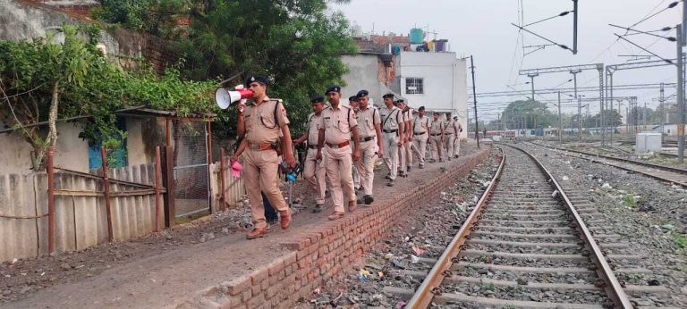रेलवे स्टेशन पर संदिग्ध वस्तु न छुएं, जानकारी दें : इंस्पेक्टर