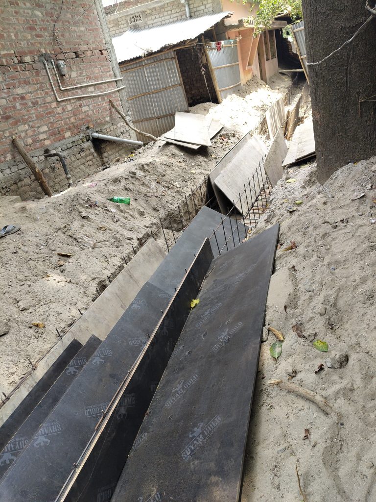 नाली निर्माण कार्य में अनियमितता, ग्रामीणों में आक्रोश