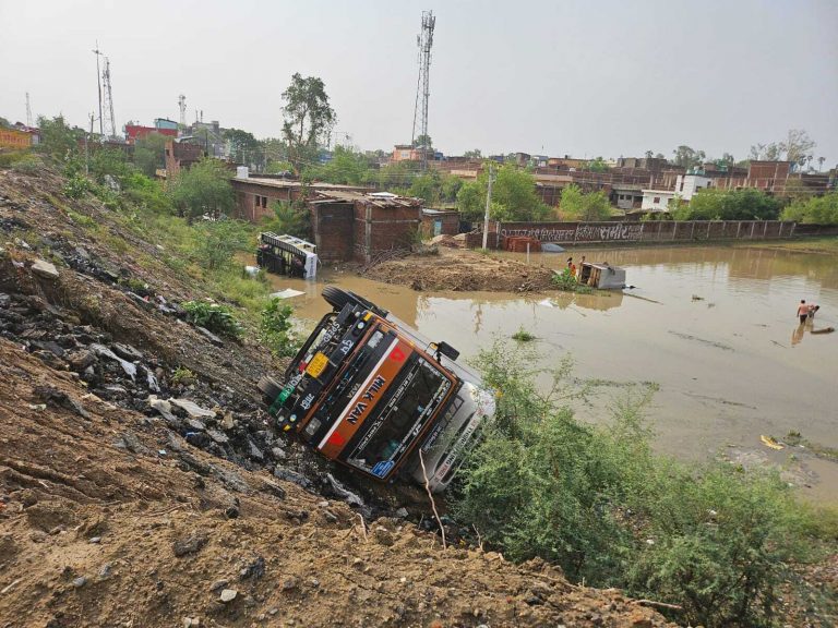आंधी-पानी से डोभी में भारी नुकसान, सड़क पर गाड़ियां पलटीं