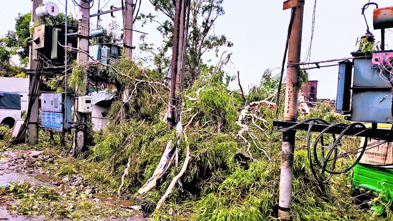Ranchi News : आंधी व बारिश के कारण तीन से चार घंटे तक गुल रही बिजली, परेशान रहे लोग