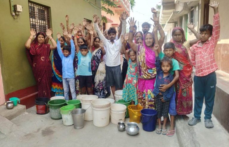 नल जल योजना से जलापूर्ति ठप होने पर भड़के ग्रामीण, किया प्रदर्शन