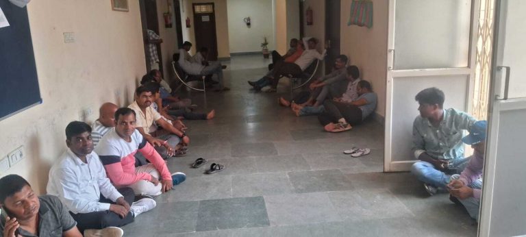 मानदेय भुगतान की मांग को लेकर आउटसोर्सिंग कर्मियों का धरना जारी