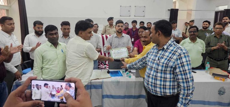 बेहतर कार्य के लिए दो डॉक्टर को डीएम ने किया सम्मानित