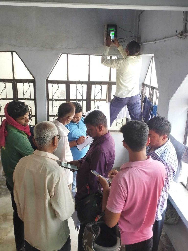 Samastipur News:सर्विस तार काटकर कर बिजली चोरी करते तीन धराये, जुर्माना