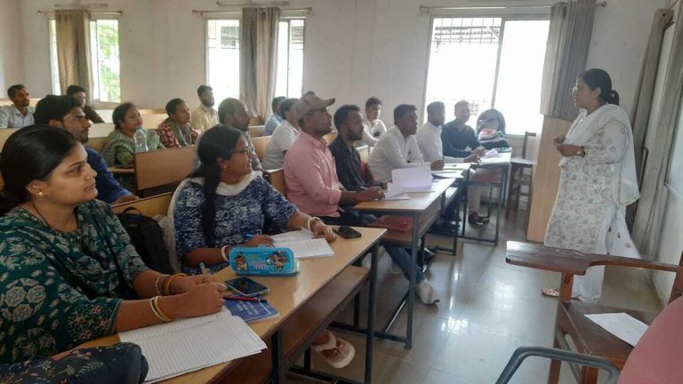 Jamshedpur news. पांचवें दिन प्रशिक्षुओं ने सीखा 5-ई मॉडल पर पाठ योजना बनाना