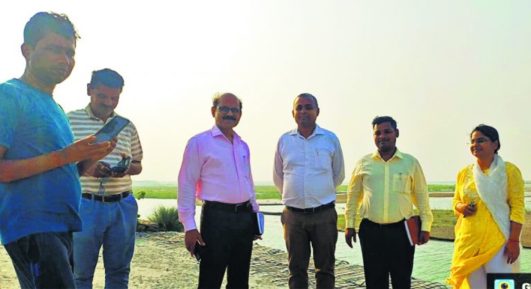 Gopalganj News  : गाइड बांध पर कराये गये बचाव कार्यों की गुणवत्ता को बाढ़ नियंत्रण की टीम ने परखा