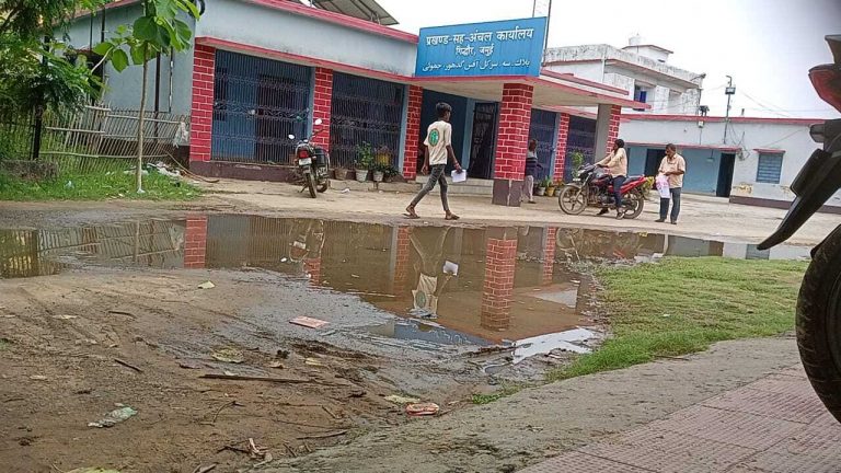 प्रखंड कार्यालय के मुख्य द्वार पर जलजमाव