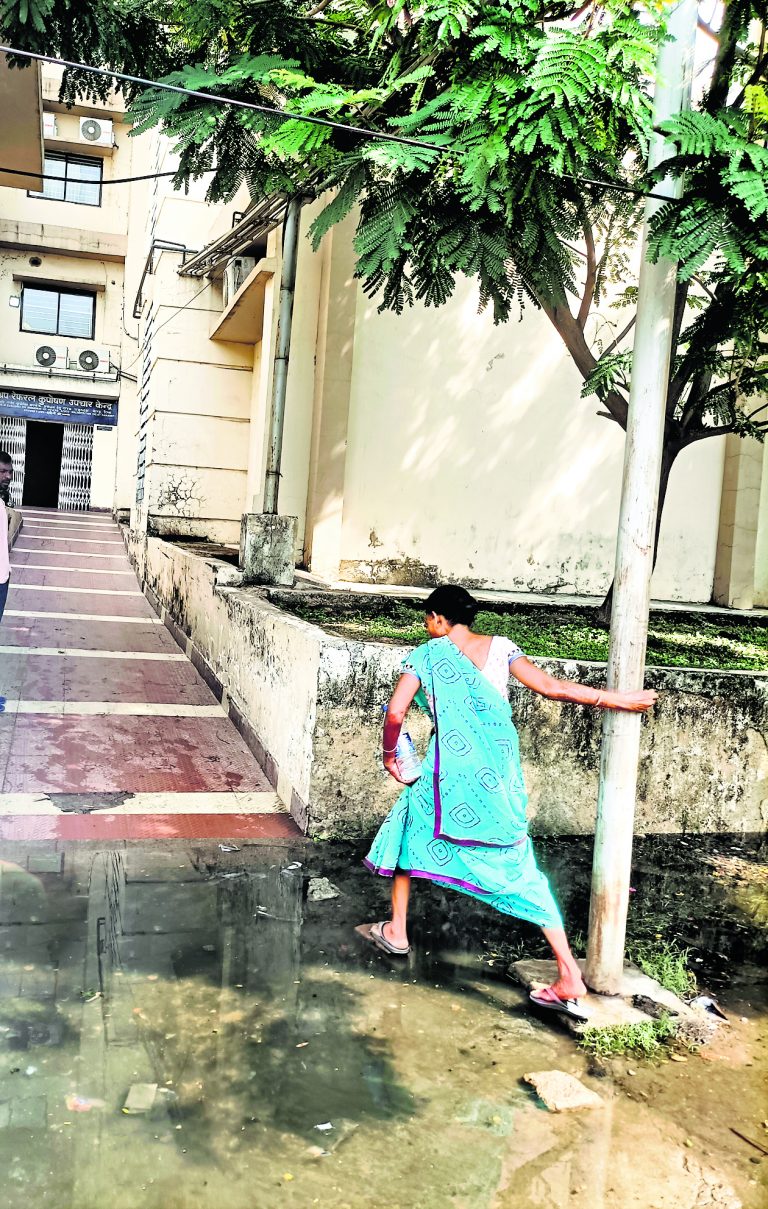 Ranchi News : सीवरेज का पानी लांघ जा रहे पेइंग वार्ड