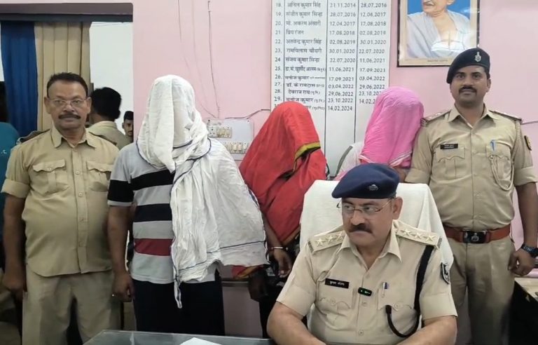 चोरी की बाइक और पुर्जों के साथ तीन आरोपित गिरफ्तार