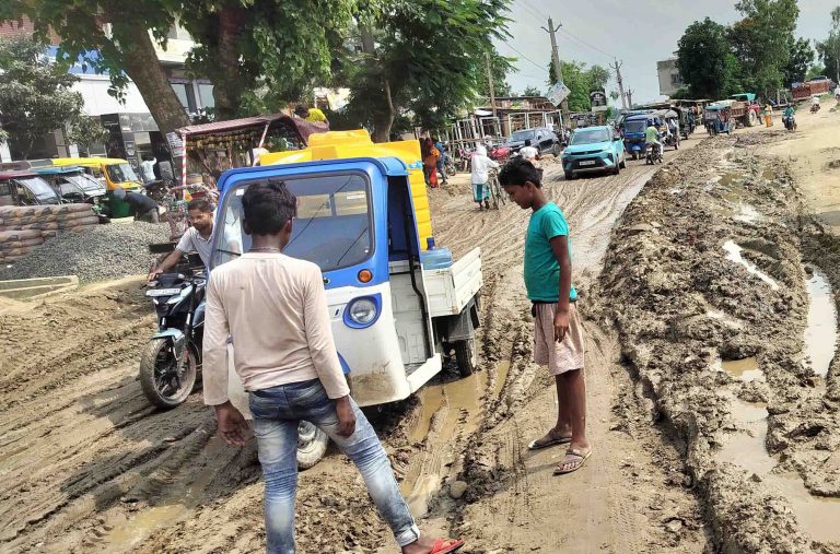 धीमी गति से निर्माण से रौटा दास पुल के समीप सड़क कीचड़मय