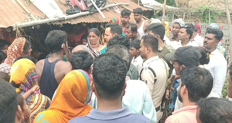 ग्रामीणों ने सोने की बाली लेकर भागने के आरोप में तीन महिलाओं को पकड़कर किया हंगामा