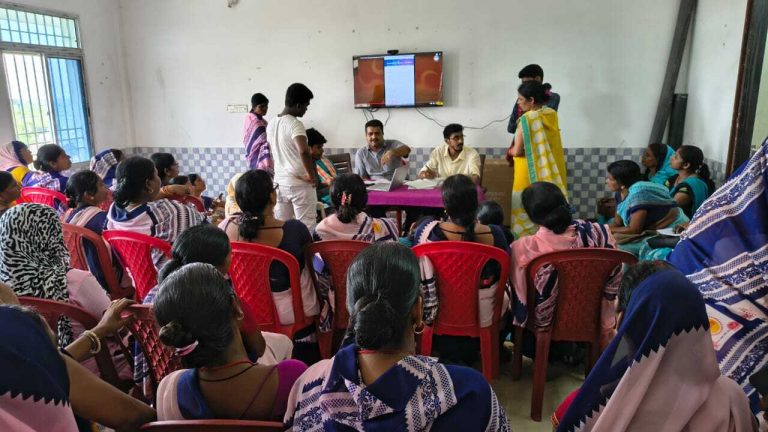 आशा दीदीयों की बैठक में आयुष्मान कार्ड बनाने का दिया गया टिप्स