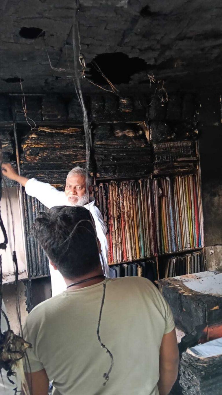 शॉर्ट सर्किट से दुकान में लगी आग, लाखों रुपये के कपड़े जलकर खाक