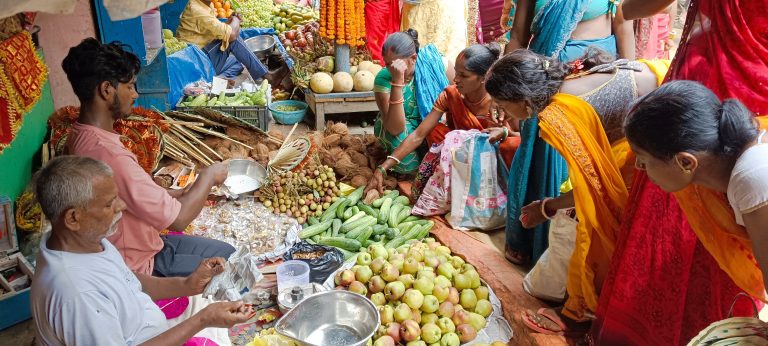 फलों की बढ़ी कीमत, 50 रुपये में बिक रहा पंखा