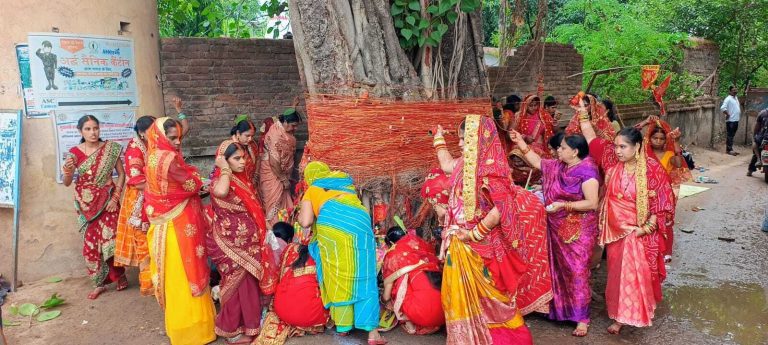 चंदवा और बालूमाथ में वट-सावित्री की पूजा