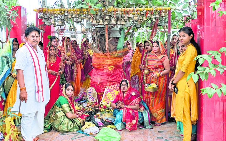 Saran News : सुहागिनों ने निर्जला उपवास रख मनाया वट सावित्री व्रत