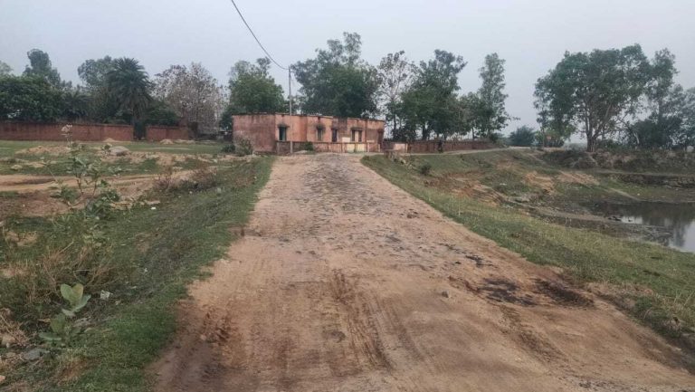 झाझीटांड़ सड़क जर्जर, राहगीरों को हो रही परेशानी