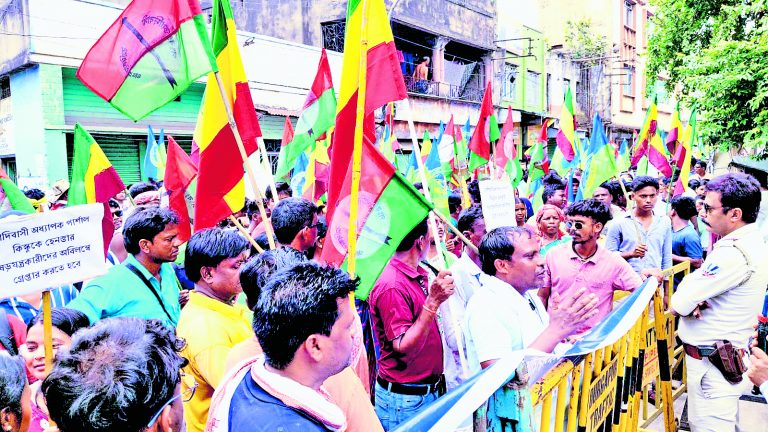 फिजिक्स के प्रोफेसर से अभद्रता के खिलाफ सड़क पर आदिवासी संगठन