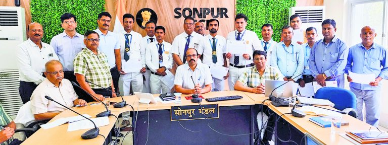 Saran News : संरक्षा पुरस्कार से पुरस्कृत किये गये उत्कृष्ट कार्य करनेवाले 17 रेलकर्मी