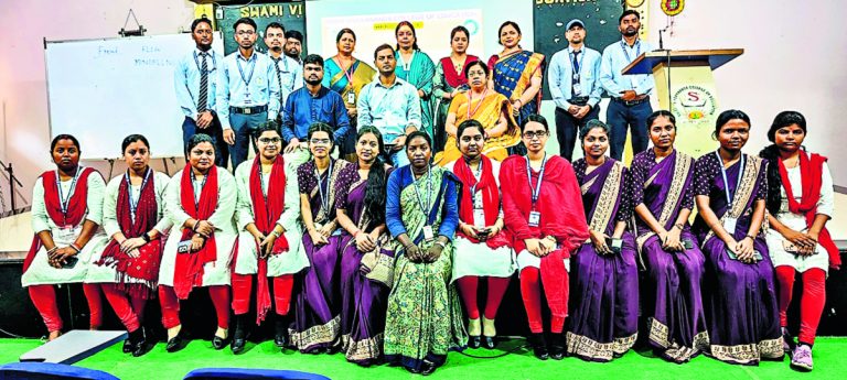 East Singbhum News : तनाव कम करने के लिए रोज करें योग