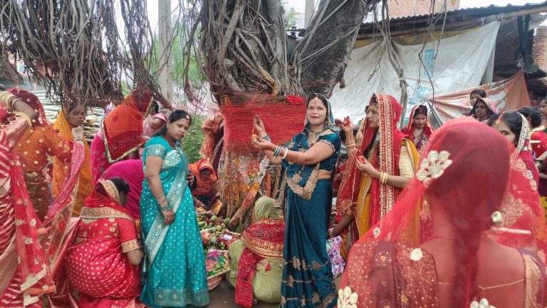 सुहागिनों ने वट वृक्ष की परिक्रमा मांगा अखंड सौभाग्य