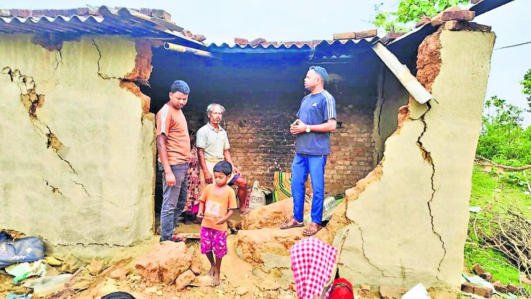 Ranchi News : नामकुम के सोदाग में हाथियों ने घर तोड़ा, ग्रामीण भयभीत