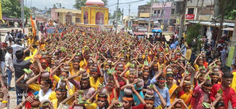 भंडारीचक में भागवत कथा के लिए निकाली गयी शोभायात्रा
