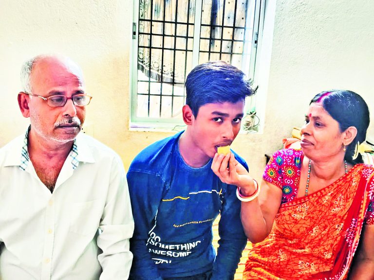 Chaibasa News : जिला टॉपर अभिजीत दत्ता का लक्ष्य है सॉफ्टवेयर इंजीनियर