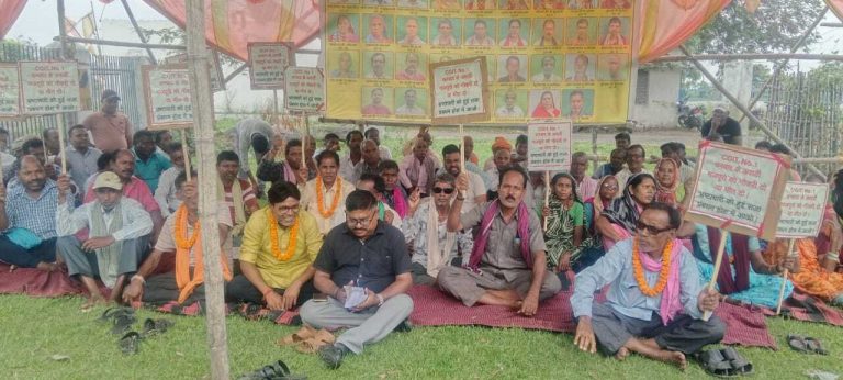Bokaro News : स्थायी नौकरी की मांग को लेकर भूख हड़ताल पर उतरे पूर्व मजदूर