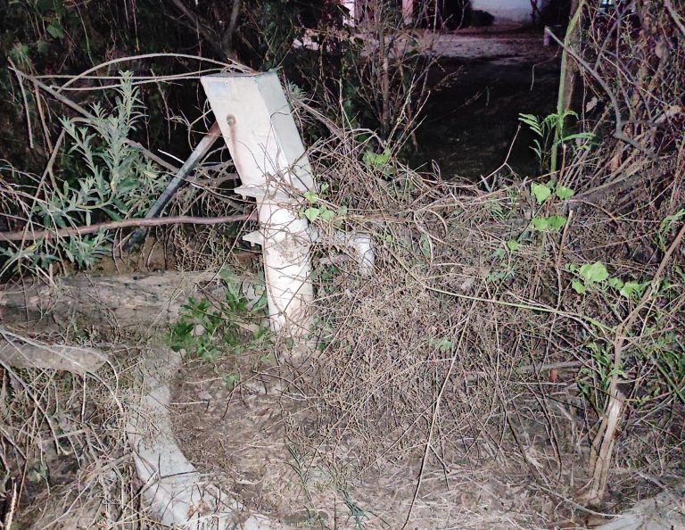 चापानल खराब, राहगीर परेशान