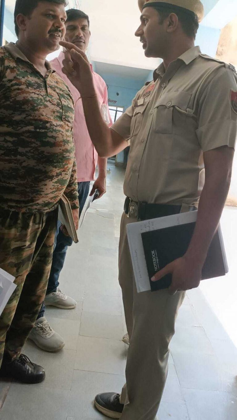 फर्जीवाड़े में फरार दो लोगों के घरों हरियाणा पुलिस ने चस्पा इश्तेहार