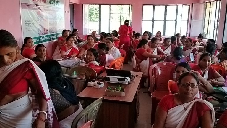 पोषण भी-पढ़ाई भी को लेकर सेविकाओं को दिया जा रहा है प्रशिक्षण
