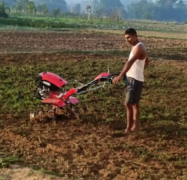 आधुनिक यंत्रों से खेत तैयार कर रहे हैं किसान