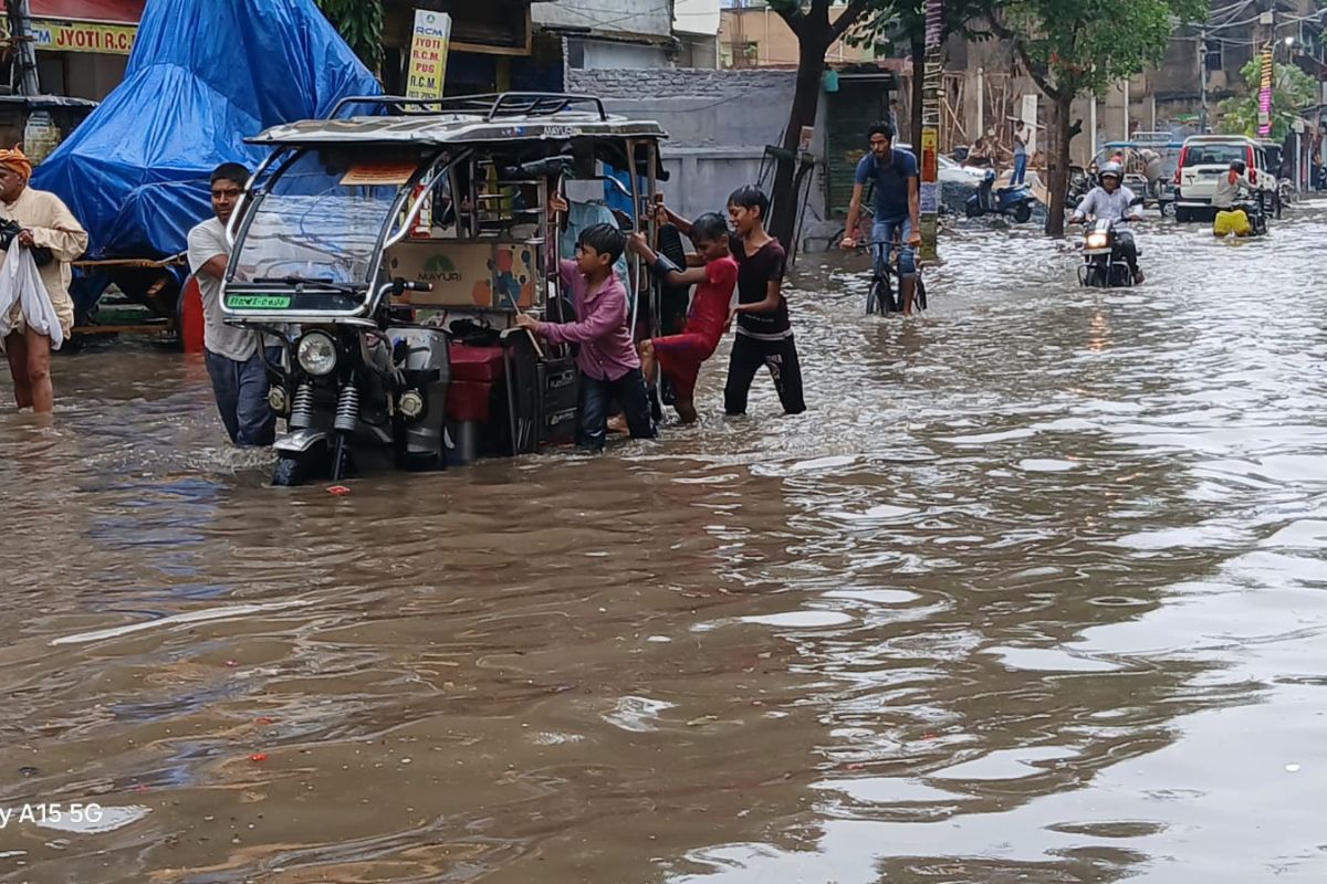 gaya news | The first rain in Gaya became a disaster, waterlogging from roads to municipal office
