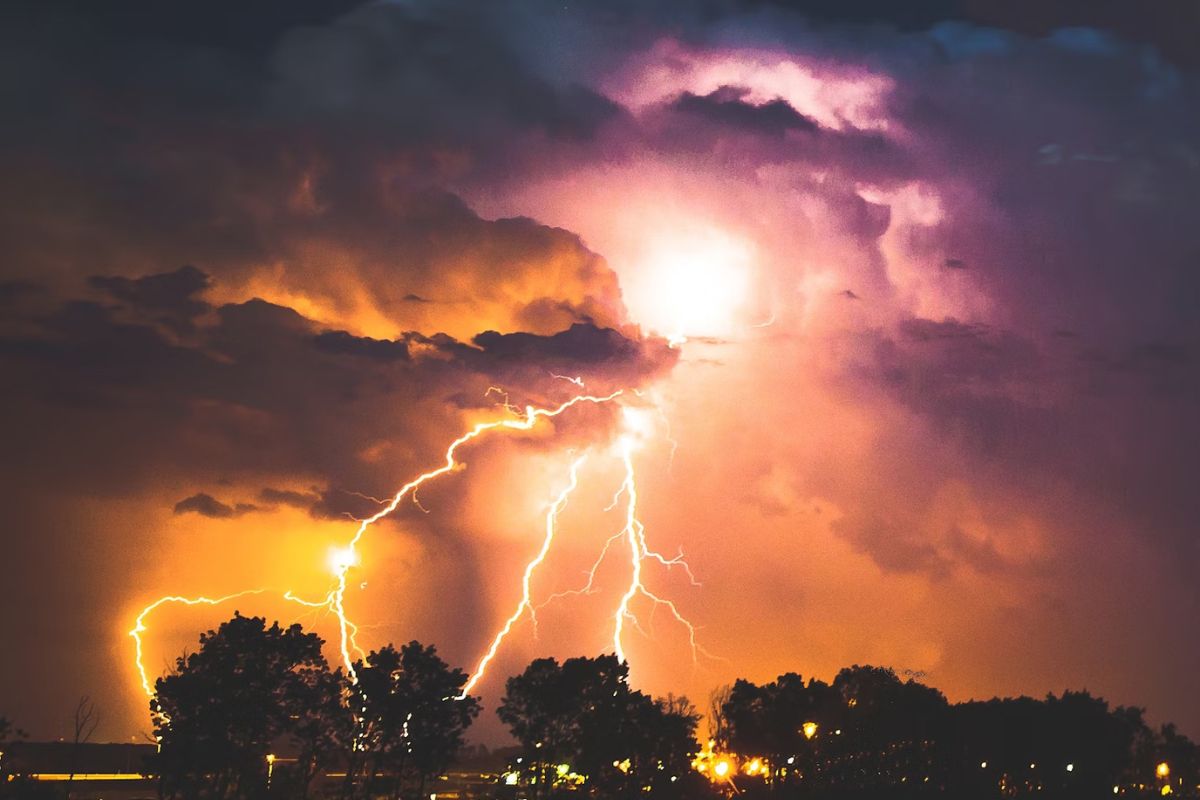 lightning kills teenager in chandwa, 4 children seriously injured