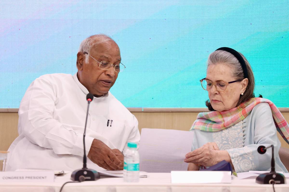 mallikarjun kharge with sonia gandhi
