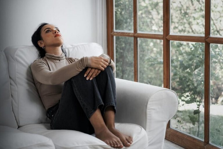 Overthinking Problem: ओवरथिंकिंग बिगाड़ सकती है सेहत और रिश्ते, समय रहते जानिए इसके लक्षण