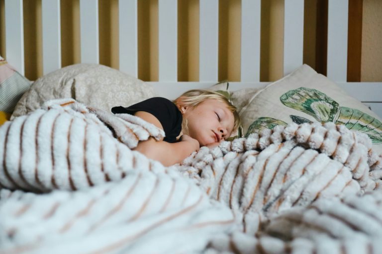 Parenting Tips: सोने से पहले बच्चों से कही गयी ये बातें उनके दिमाग को कर देती हैं डैमेज, कहीं आप भी तो अनजाने में नहीं कह रहे