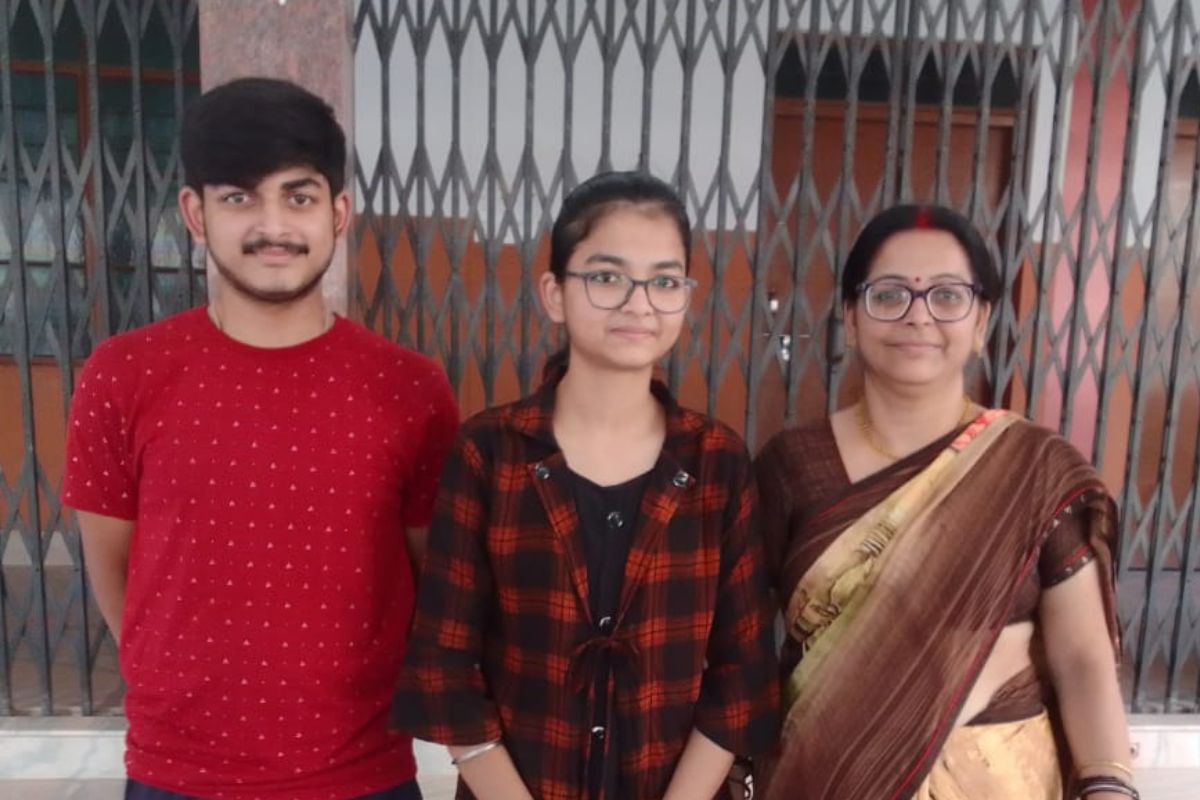 reshmi kumari with mother and brother