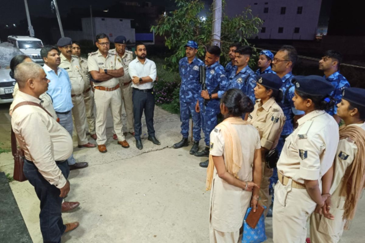 saran news| Rescue of 17 underage girls who became victims of prostitution under the guise of an orchestra